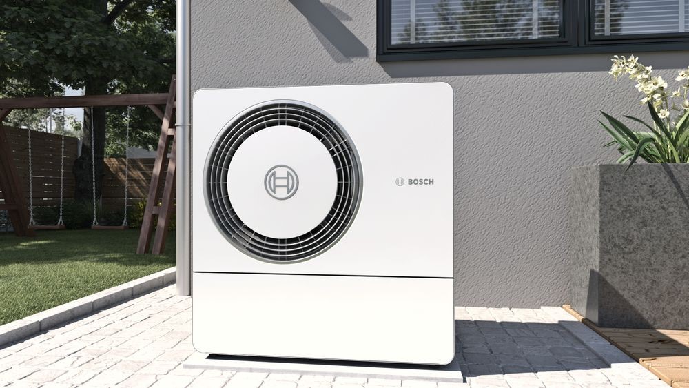 Bosch Compress -ilma-vesilämpöpumpun ulkoyksikkö talon seinustalla